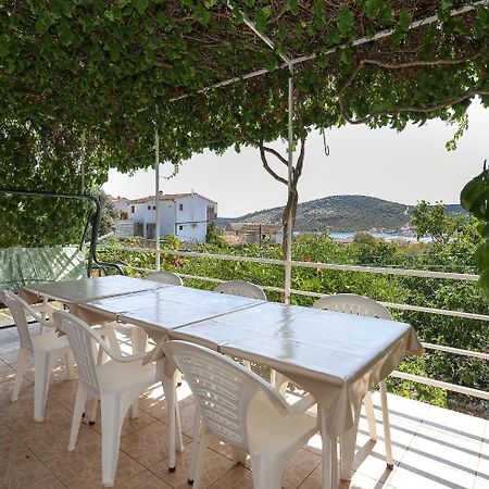 Holiday Home Marcelo-With Terrace Vinisce Exterior foto